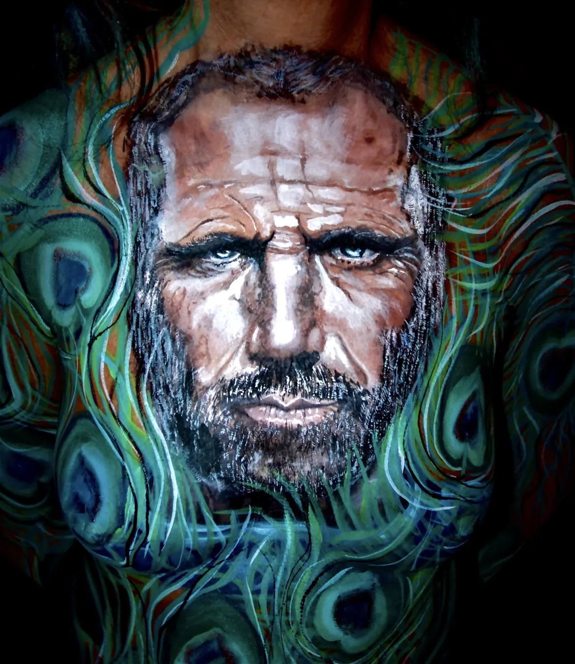 portret van man geschilderd op rug tussen pauwenveren