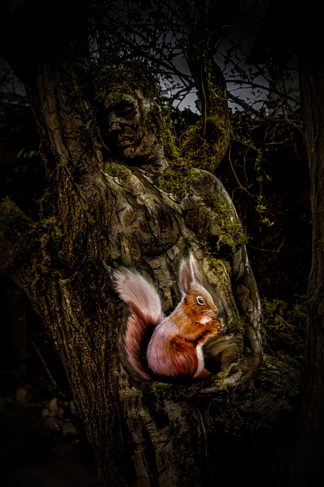 Eekhoorn geschilderd op een boomgecamoufleerd lichaam