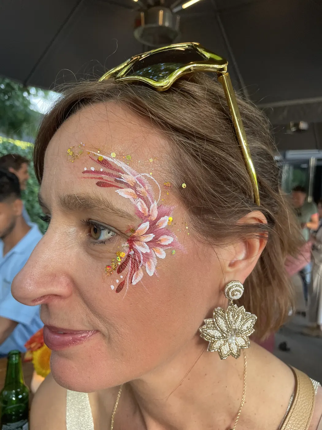 Vrouw met bloemontwerp en glitters op een evenement