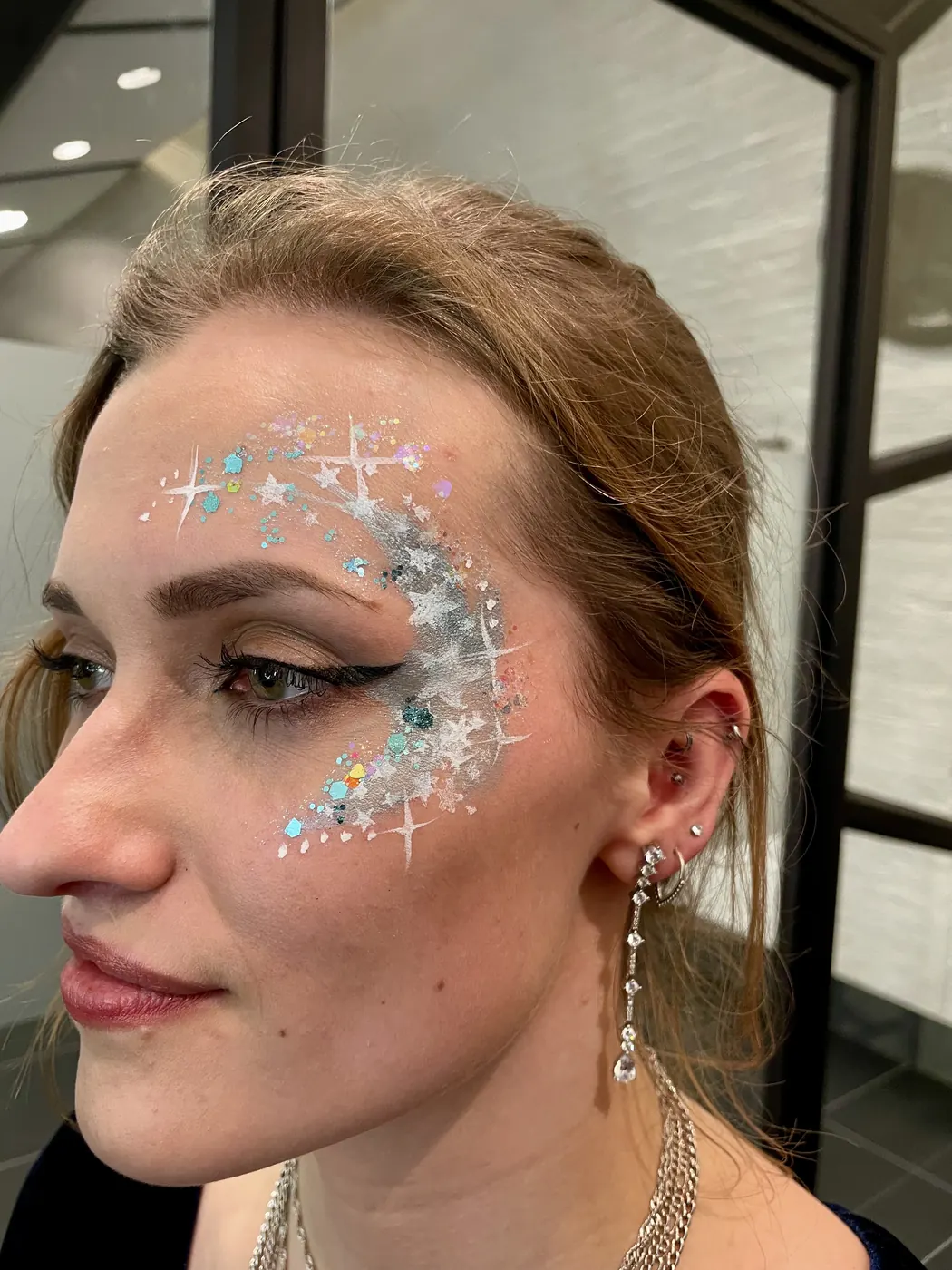 vrouw met zilveren maan, sterren en glitter