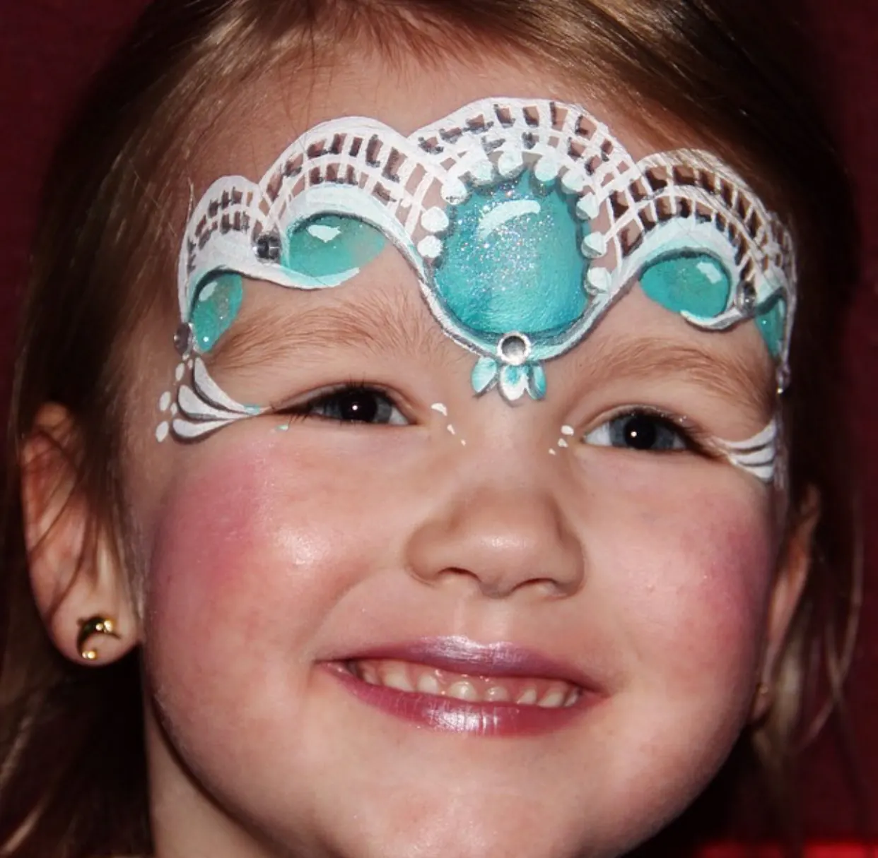 meisje met witte kroon en turquoise edelstenen