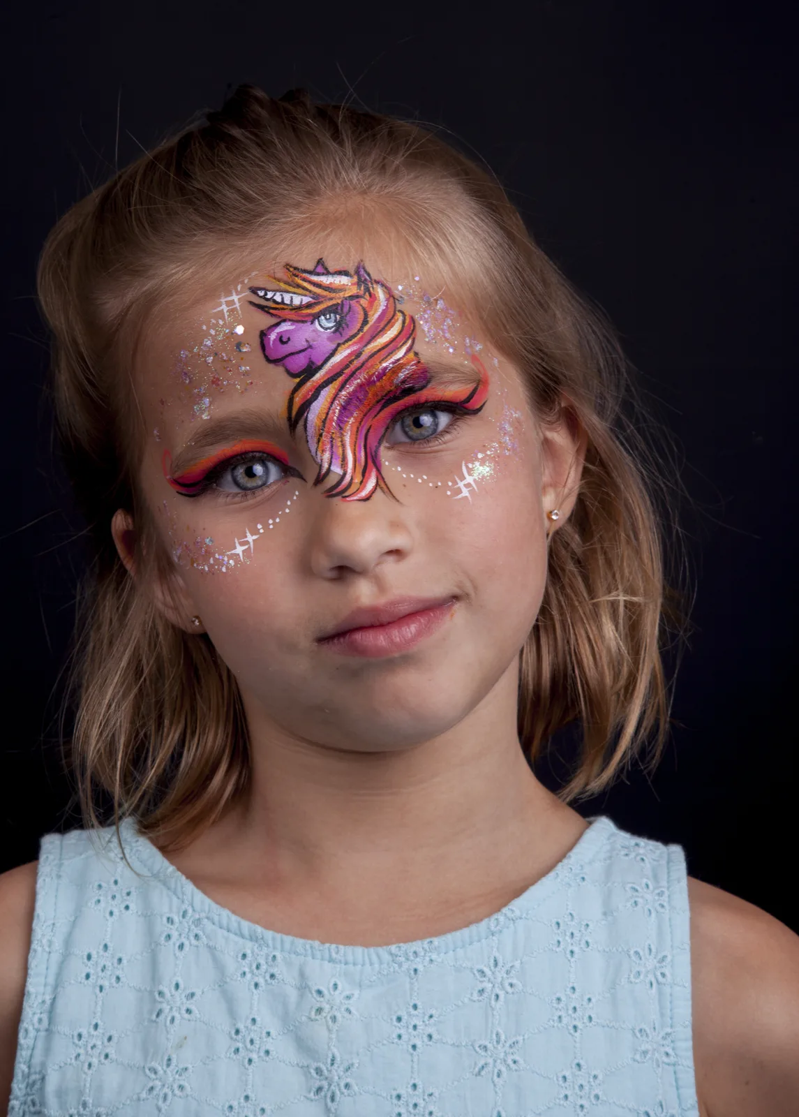 Meisje met eenhoorn schmink en glitters