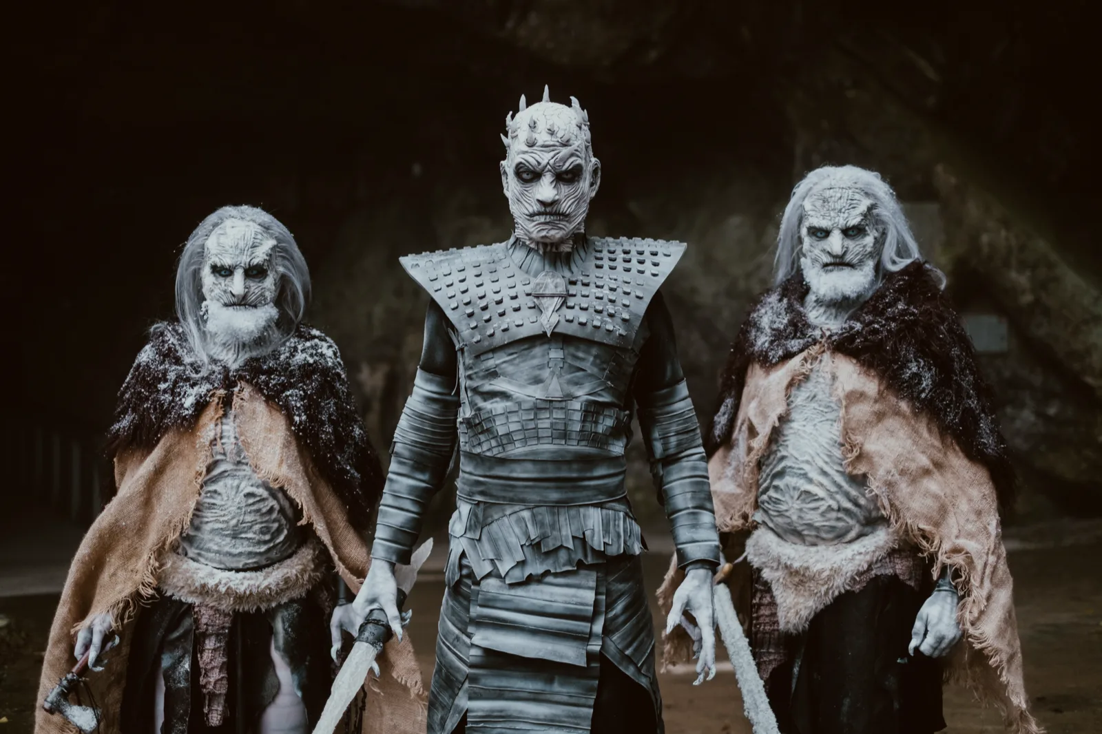 drie White Walker karakters met prothesen en kostuums