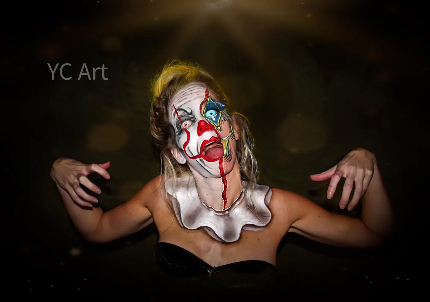vrouw met clownschmink, bloedspoor en geschilderde kraag