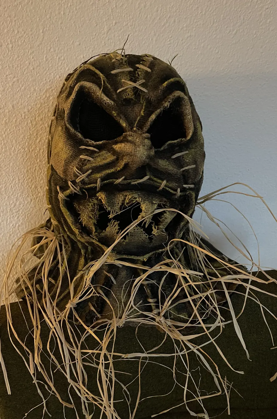 masker van jute met stiksels en strohalmen