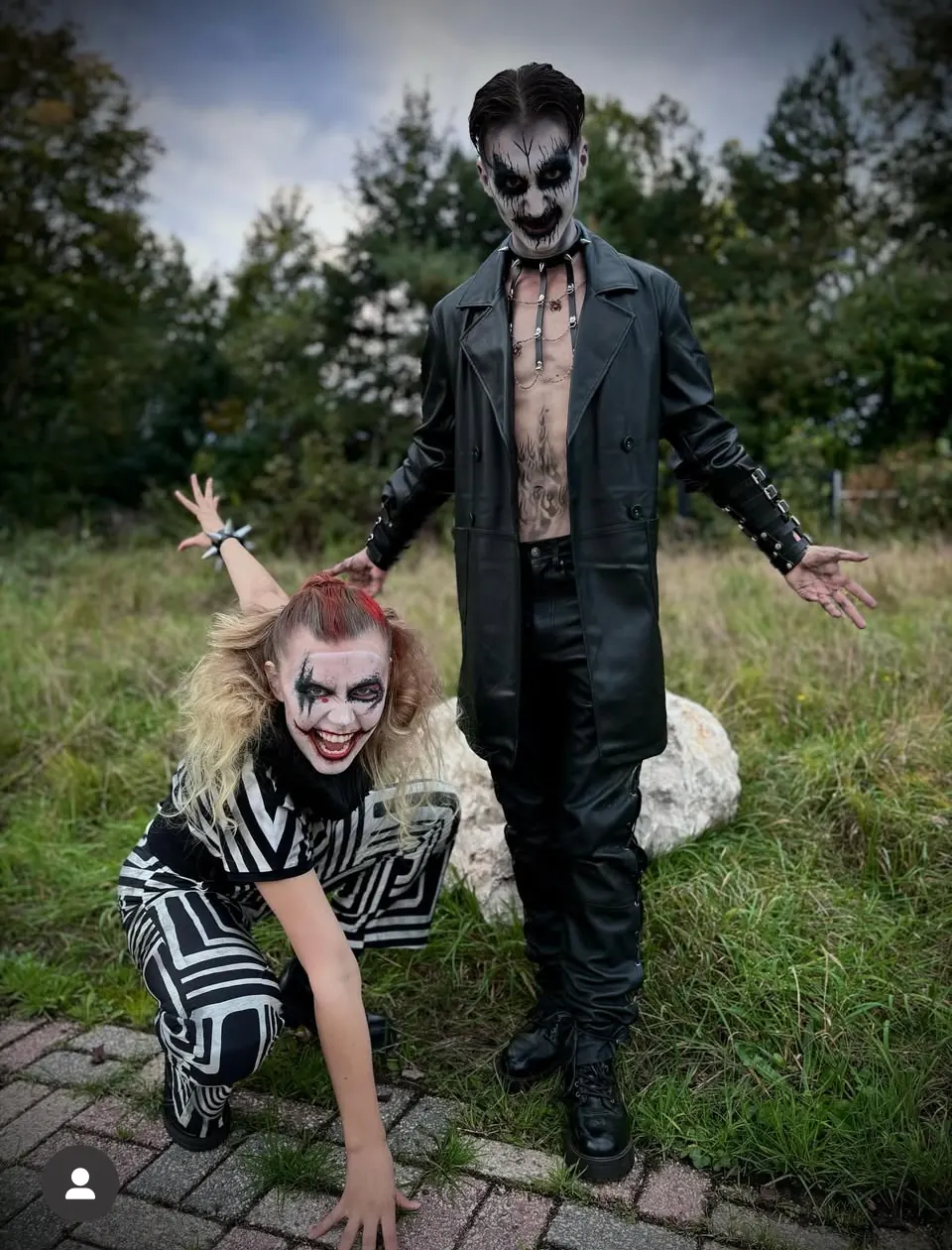 twee personen met zwart-witte horrorschmink buiten