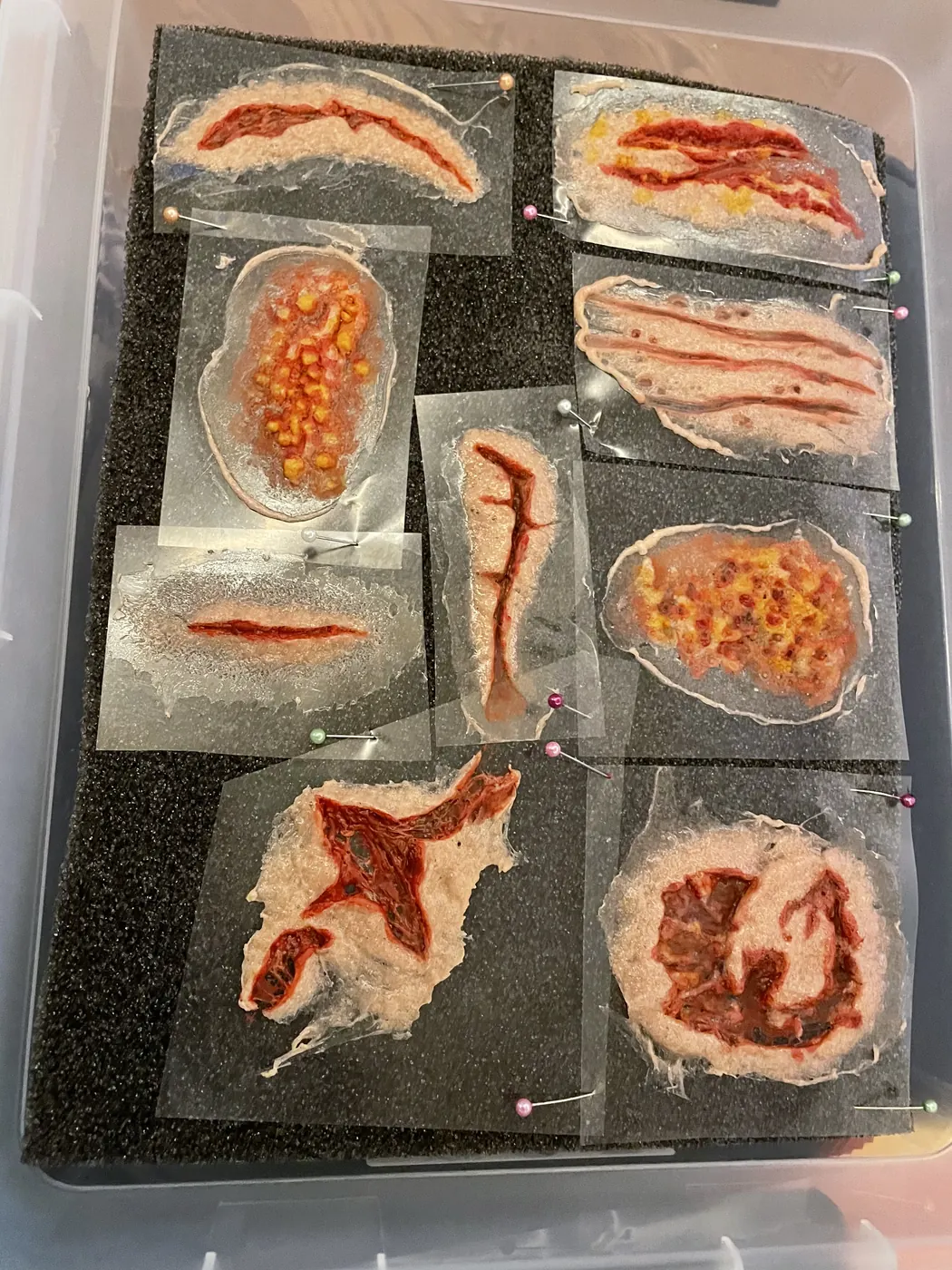collectie zelfgemaakte latex wonden op prikbord