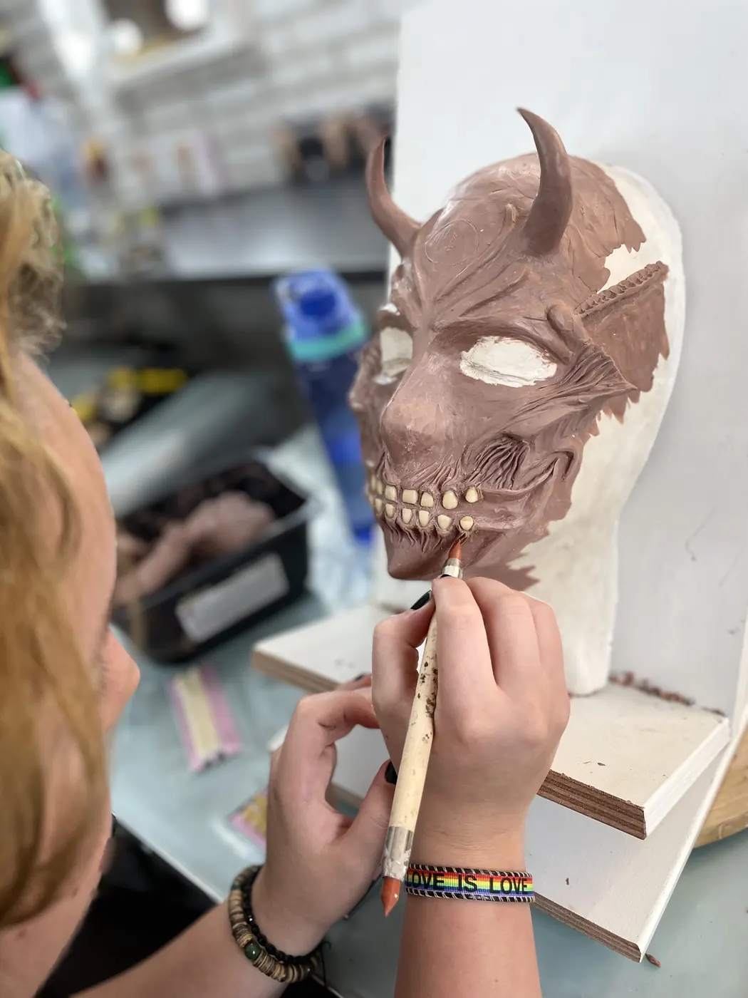 artiest schildert tanden op gehoornd masker